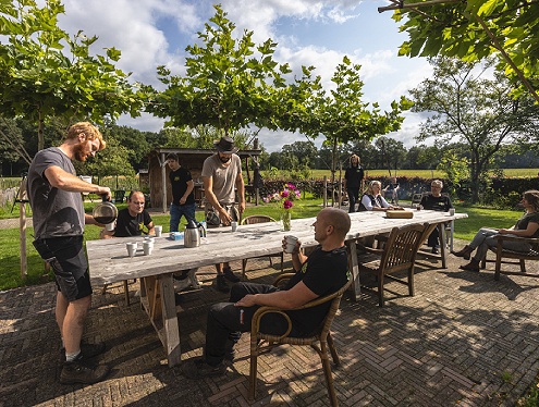 Gezellig samen lunchen op de achterplaats