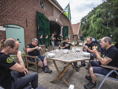 Gezellig samen lunchen op de voorrplaats